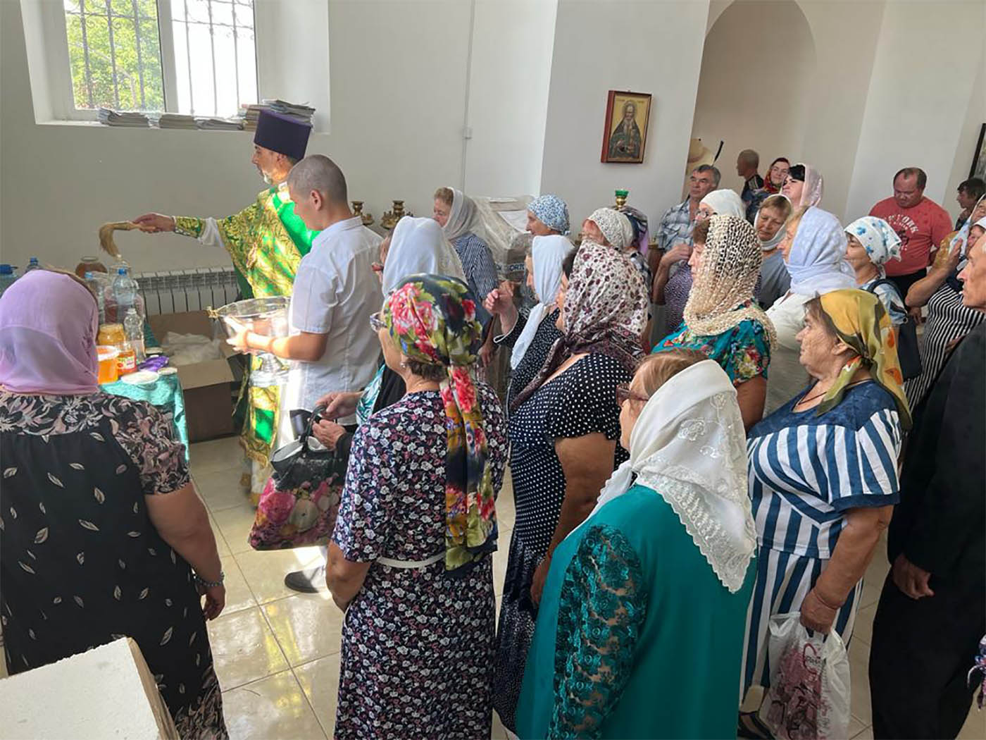 По завершении Божественной литургии священник Сергий Иванов совершил водосвятный молебен и освящение мёда нового сбора