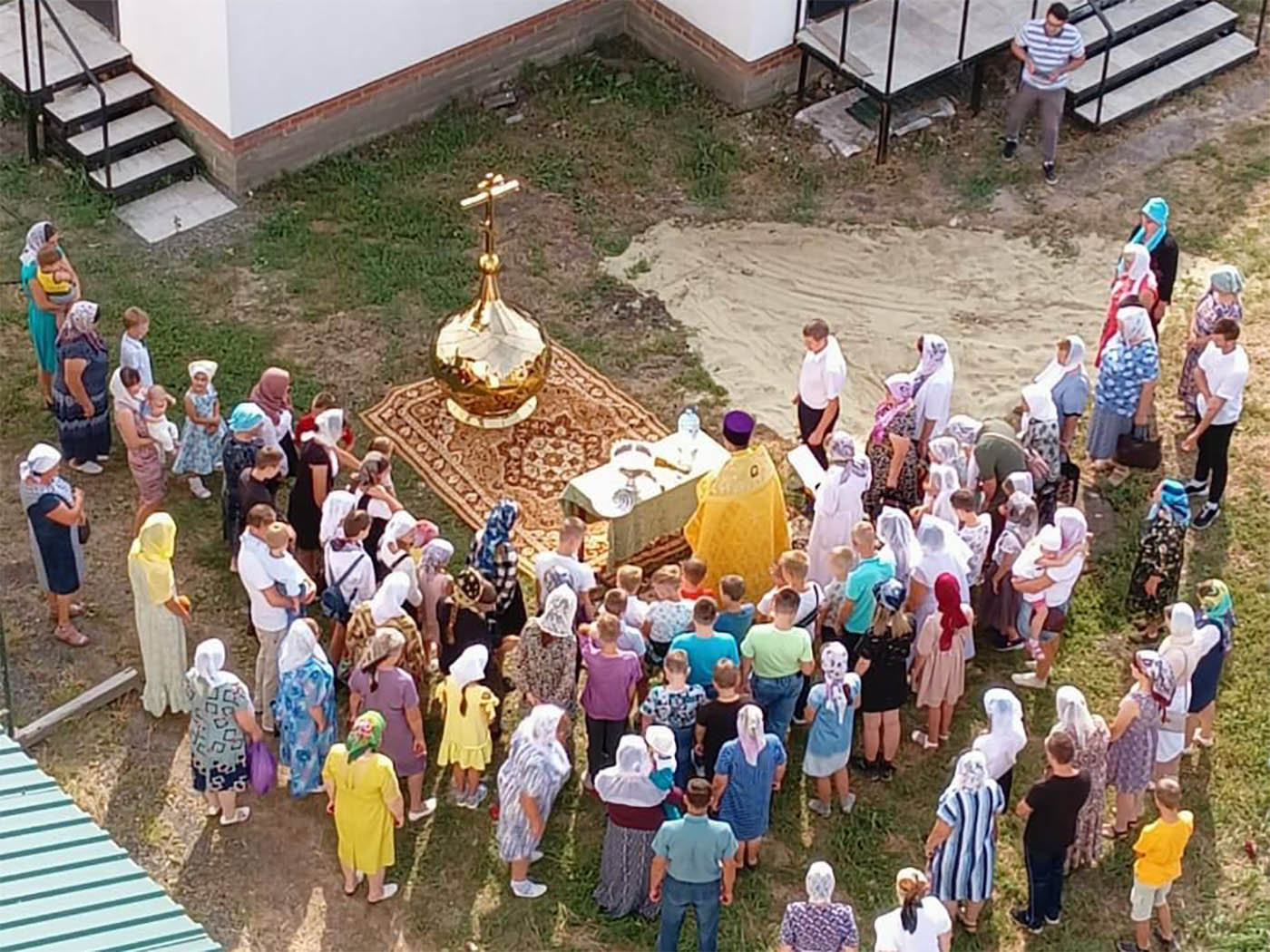 По завершении праздничной службы священник Сергий Иванов совершил освящение купола