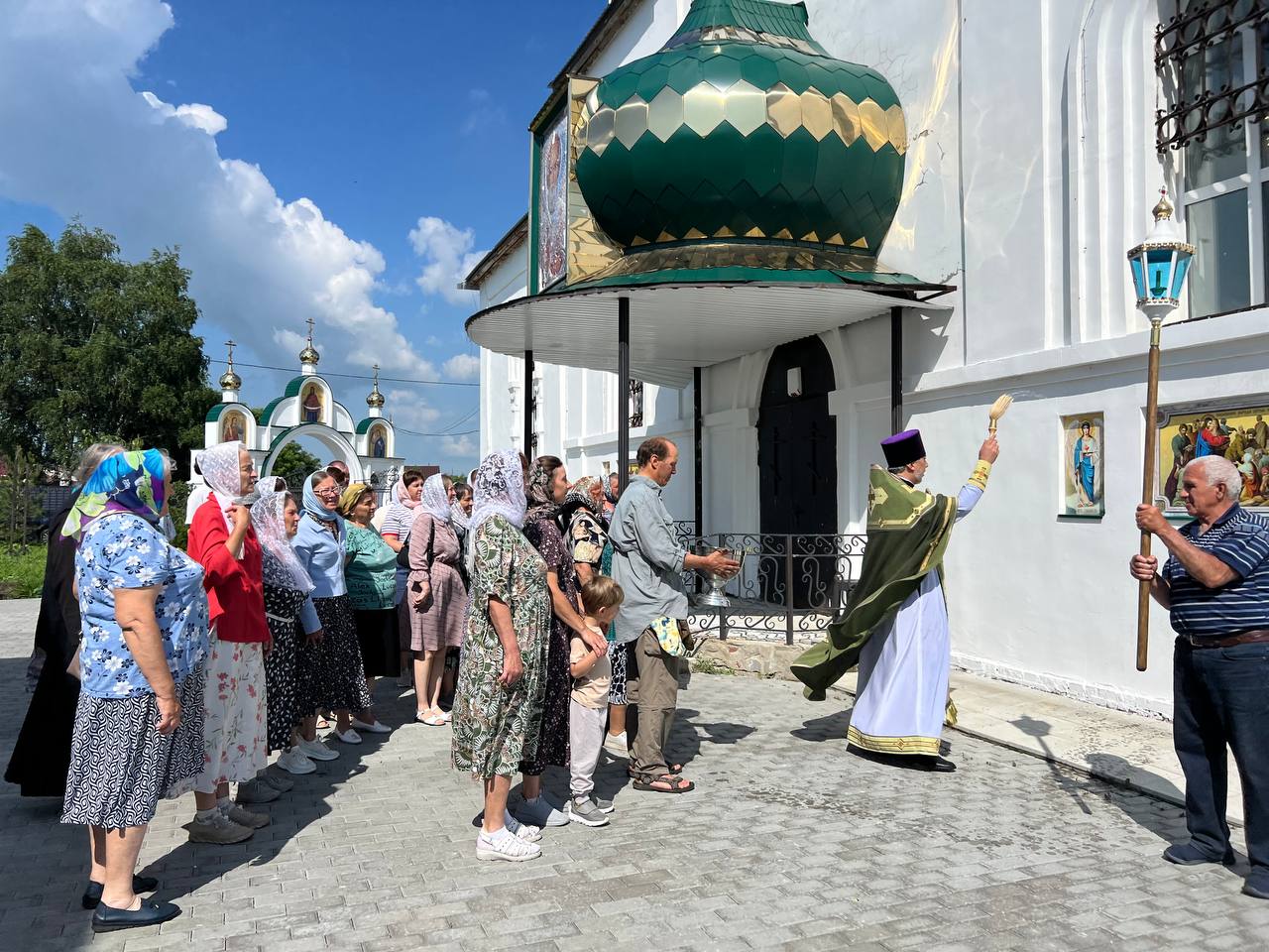 25.06.2026г. По завершении богослужения настоятель совершил освящение житийных икон Господа нашего Иисуса Христа в нишах с внешней стороны храма: «Нагорная проповедь», «Насыщение народа пятью хлебами», «Брак в Кане Галилейской» и «Уверение апостола Фомы».