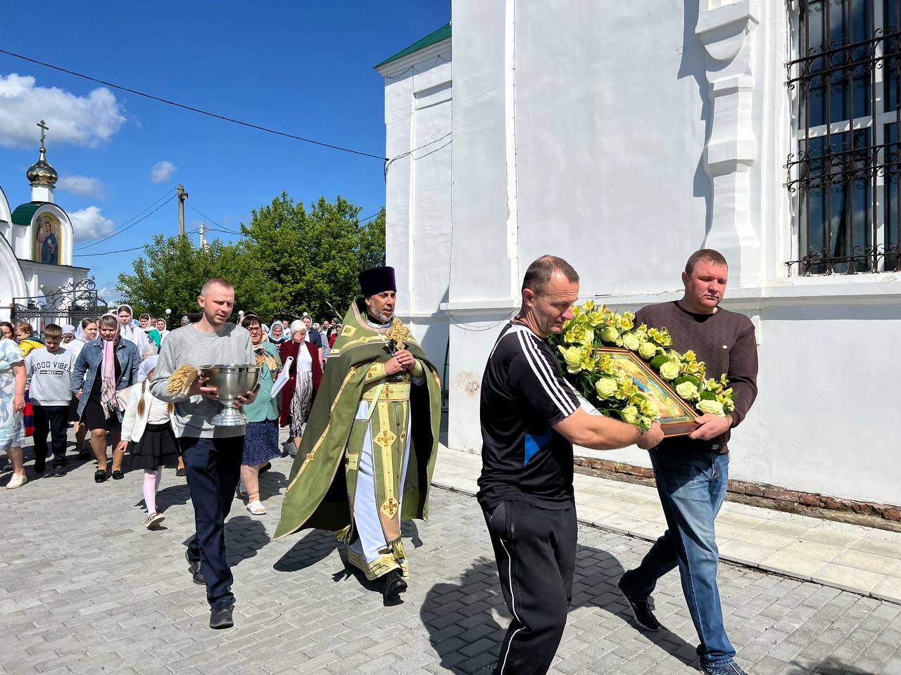 31.05.2026г. День Святой Троицы. Пятидесятница. Престольный праздник храма. По завершении праздничного богослужения состоялся Крестный ход и праздничный утренник воспитанников Воскресной школы. Для всех прихожан была организована трапеза полевой кухни.