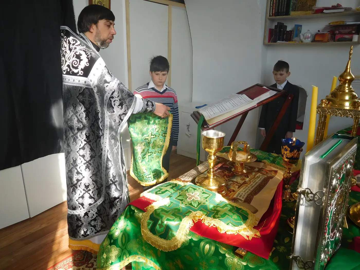 Настоятель Троицкого храма священник Сергий Иванов совершил Божественную Литургию