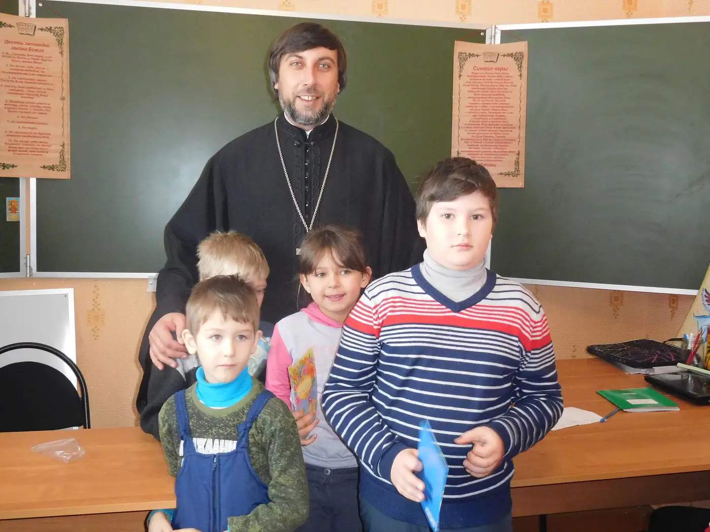 Настоятель Троицкого храма священник Сергий Иванов поздравил воспитанников Воскресной школы