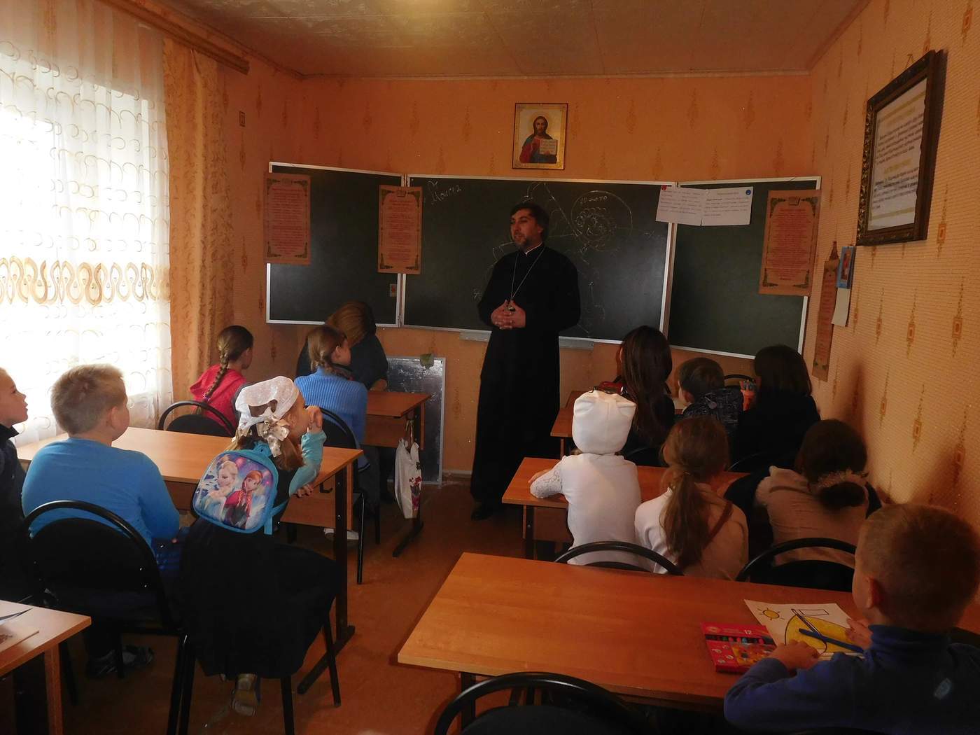 Настоятель Троицкого храма священник Сергий Иванов поздравил воспитанников Воскресной школы с именинами
