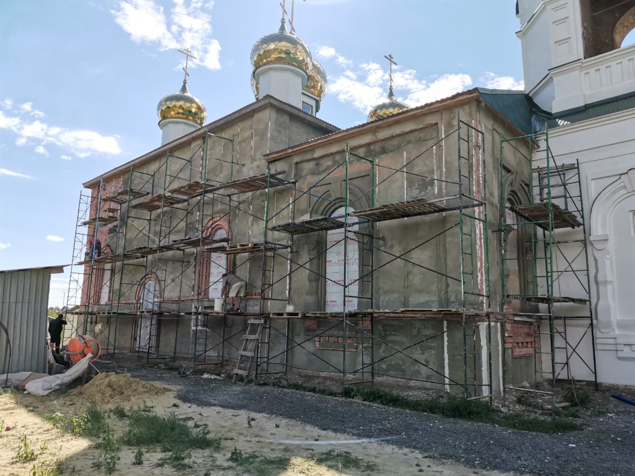 Продолжаются внешние работы по восстановлению фасада храма