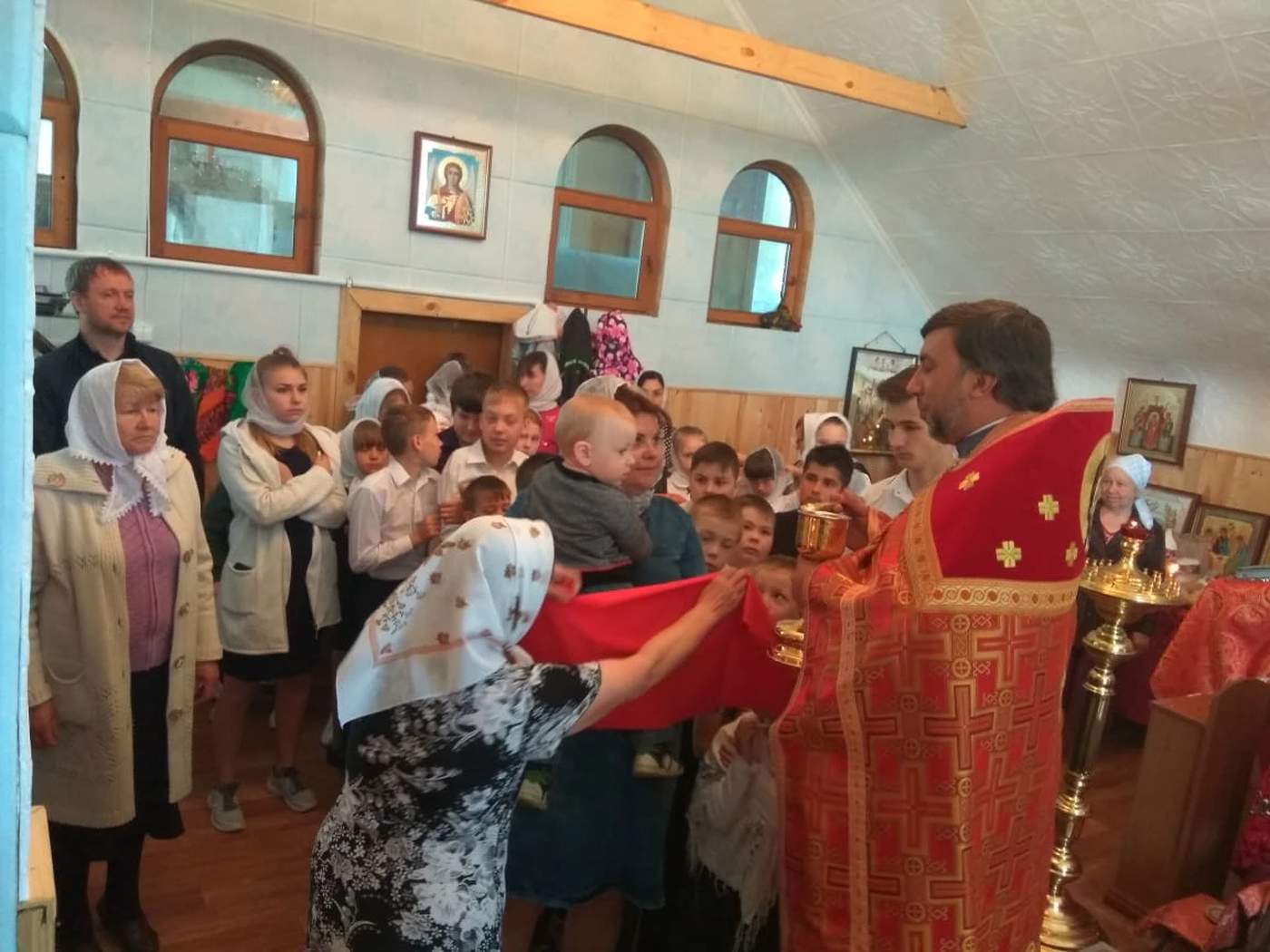 Настоятель Троицкого храма священник Сергий Иванов совершил праздничную Божественную Литургию.
