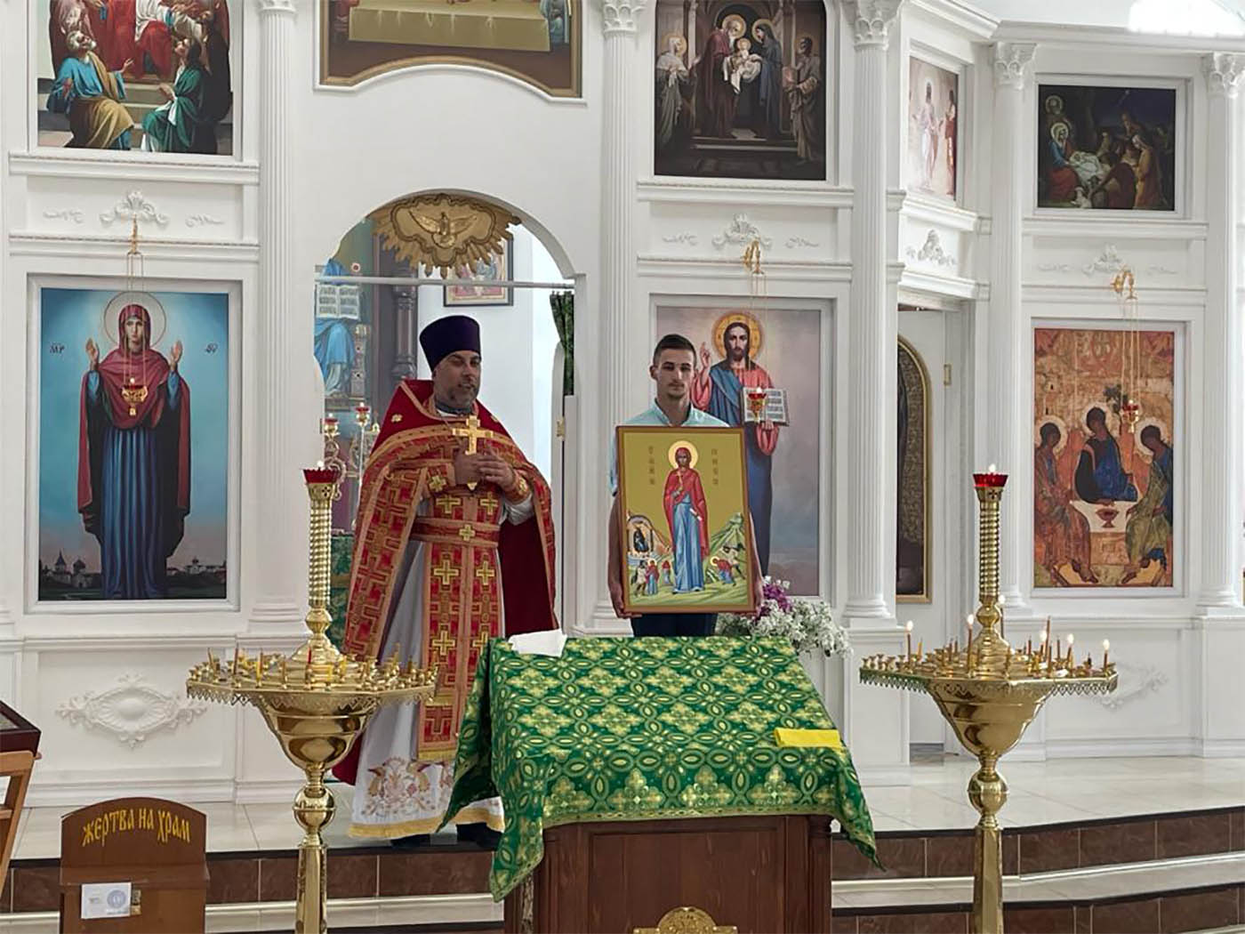 По окончании Божественной литургии священник Сергий Иванов совершил освящение иконы св.мчц. Валентины