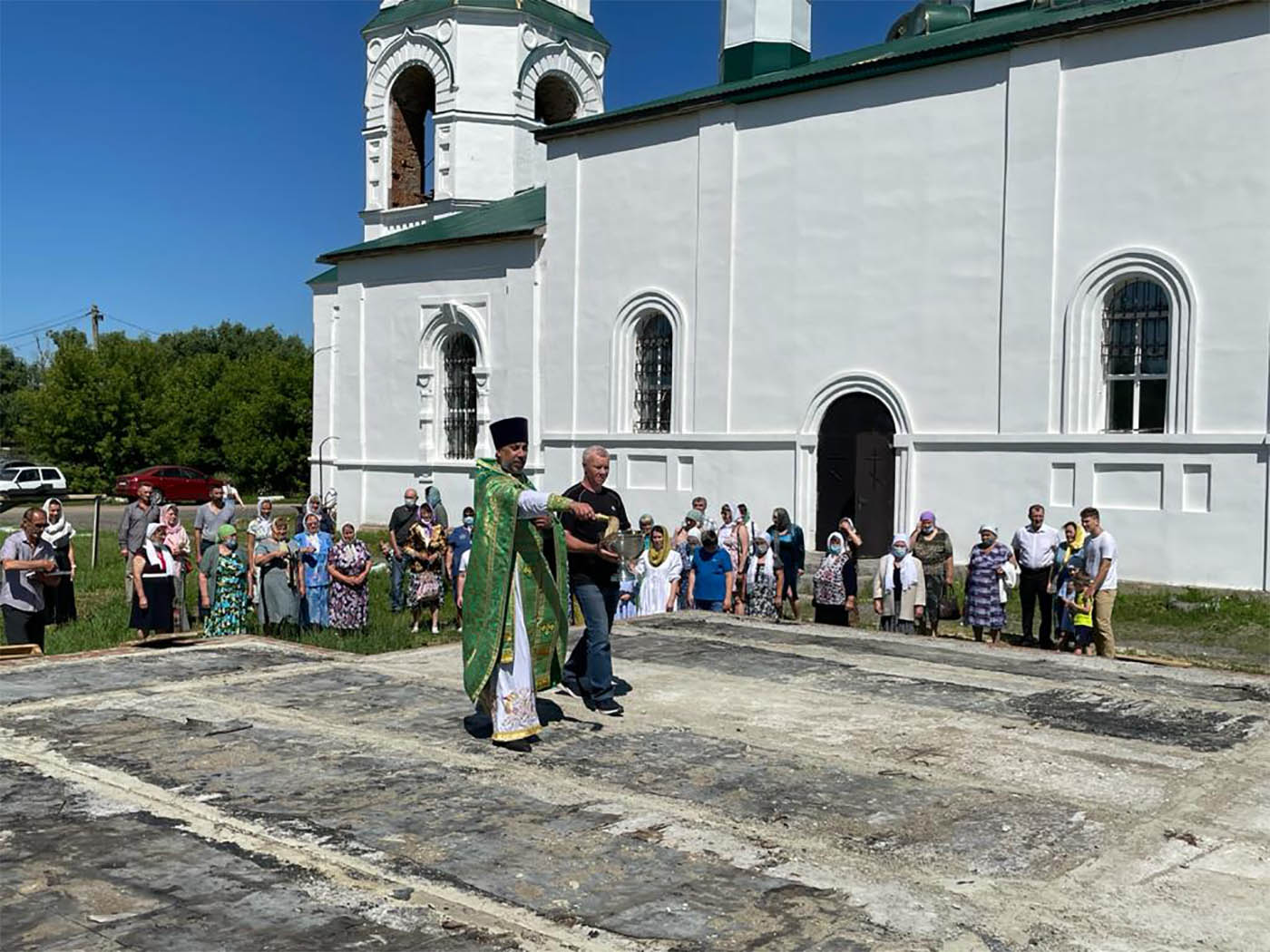В Престольный день настоятель Троицкого храма священник Сергий Иванов при стечении верующих совершил молебном пение
